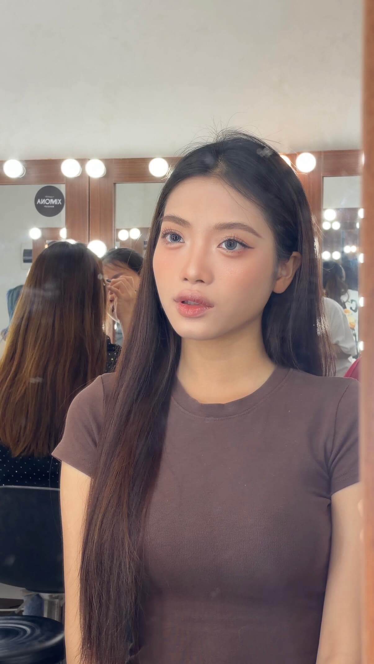 Sau khi makeup hoàn thiện — Cô dâu rạng rỡ sang trọng